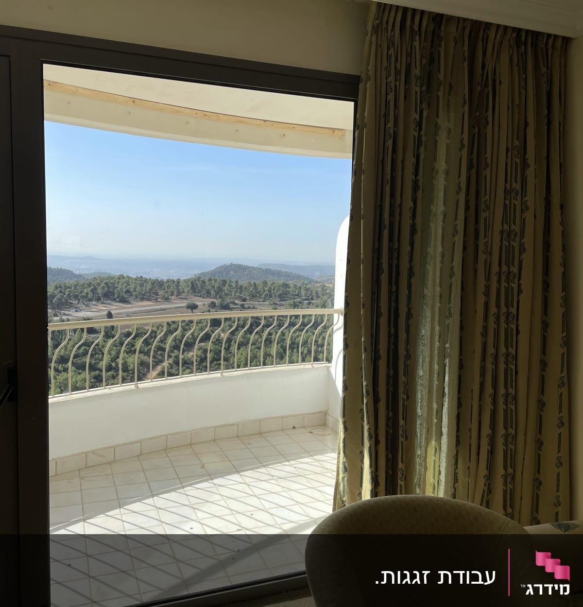 דלת זכוכית גדולה עם נוף למרפסת